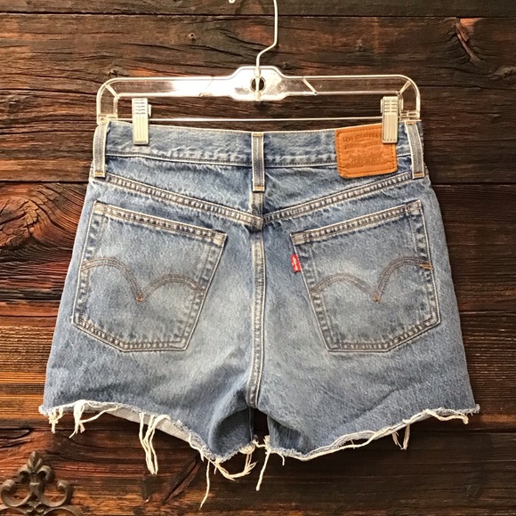 NWOT Levis Wedgie Fit Denim Jean Short Cutoff Raw Hem Distressed Womens Size 27 - Picture 10 of 12